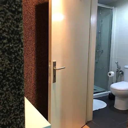 Jualis בית הארחה 2*